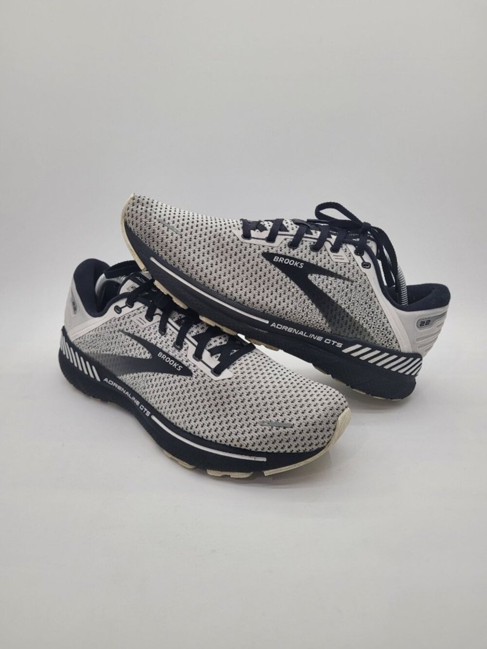 Brooks Adrenaline GTS 22 Men's White Black Running Sneakers Size 11.5